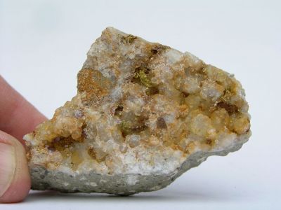 Leukofosfit, meurigit-(K), strengit - Kněží hora, Těškov u Rokycan